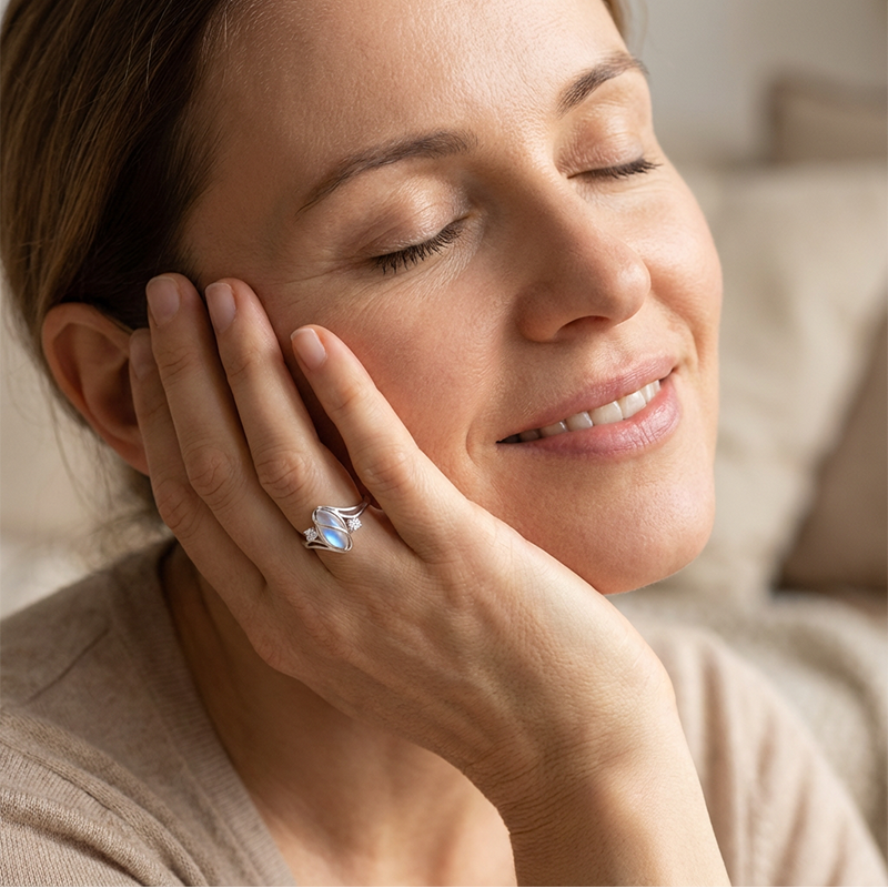 ✨💍 Koop 2 Krijg 1 Gratis 🔥 Geometrische Ovale Maansteen Ring met Zirkonia Accenten – Mystiek. Sprankelend & Tijdloos Elegant! 🌙✨
