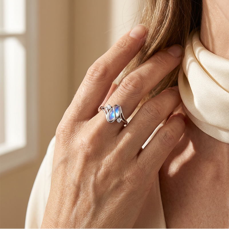 ✨💍 Koop 2 Krijg 1 Gratis 🔥 Geometrische Ovale Maansteen Ring met Zirkonia Accenten – Mystiek. Sprankelend & Tijdloos Elegant! 🌙✨